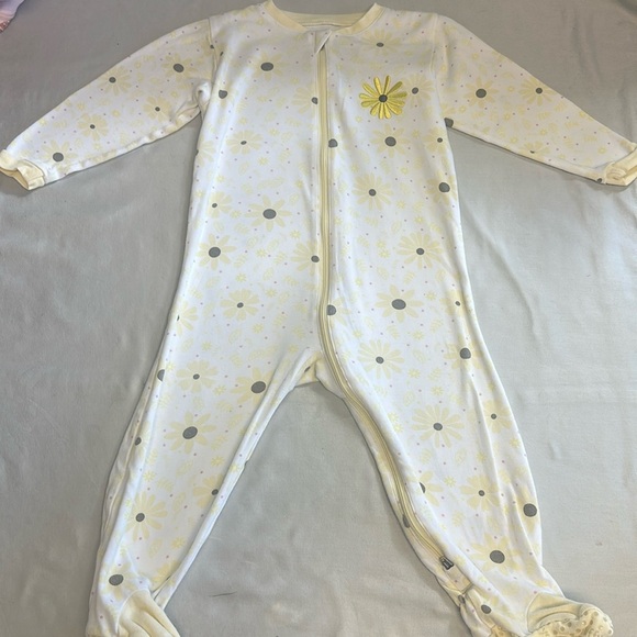 Tuffy - footed sleeper with embroidered daisy. - Picture 3 of 5